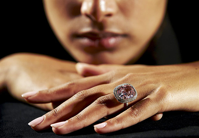 Anel com diamante rosa raro é vendido por R$ 105 milhões em leilão