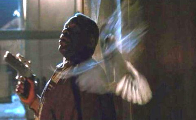 Danny Glover em cena de "Predador 2", registro feito por base de dados de pombos em filmes