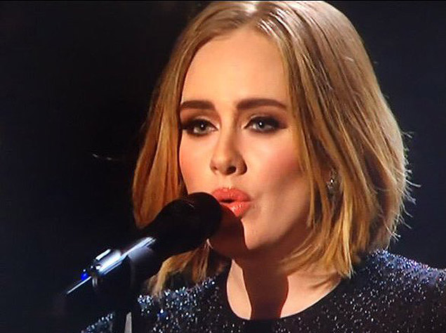 A cantora Adele se apresenta na final do programa "The X Factor" com novo corte de cabelo
