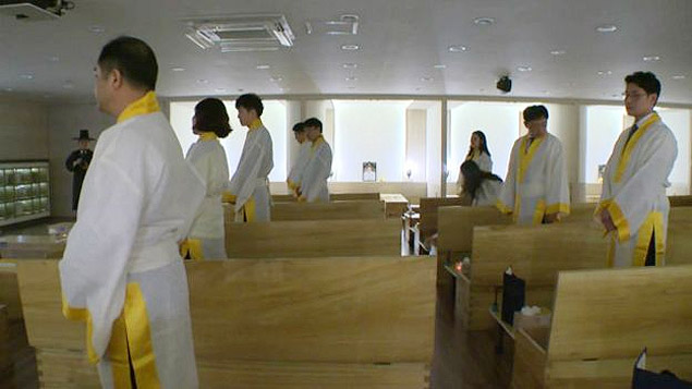 Neste experimento, funcionários entram em caixões, que são fechados por um 'Anjo da Morte