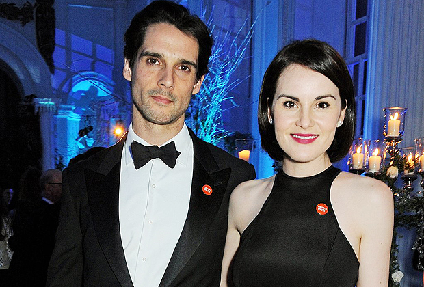 Michelle Dockery posa em evento ao lado do noivo, o irlandês John Dineen 