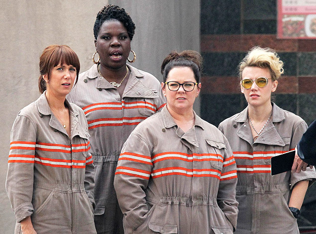 Ghostbusters is an upcoming American supernatural comedy film and is a remake of the Ghostbusters franchise. It is directed by Paul Feig and written by Katie Dippold and Feig. It stars Kristen Wiig, Melissa McCarthy, Kate McKinnon, Leslie Jones, Chris Hemsworth, Neil Casey and Andy Garca. Filming took place in Boston and New York City from June to September 2015. The film is scheduled for a July 15, 2016 release. - os caa fantasmas 2016