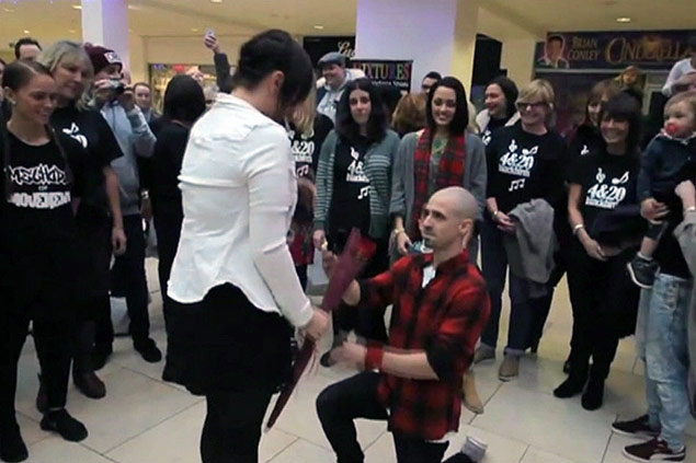 Britânico organiza flashmob com dançarinos de break para pedir namorada em casamento
