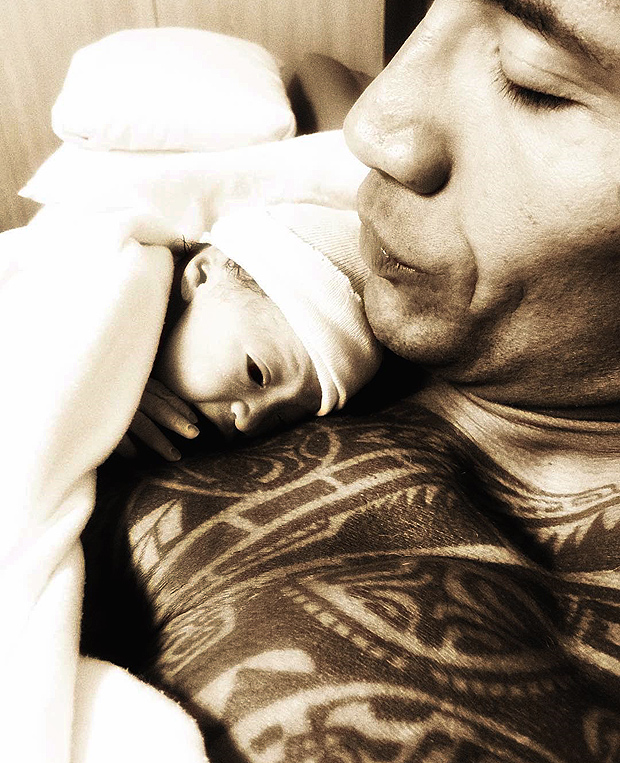 LEGENDA: O ator Dwayne "The Rock" recepciona filha recém-nascida - https://www.instagram.com/p/_h_Hy7Ih2k/
