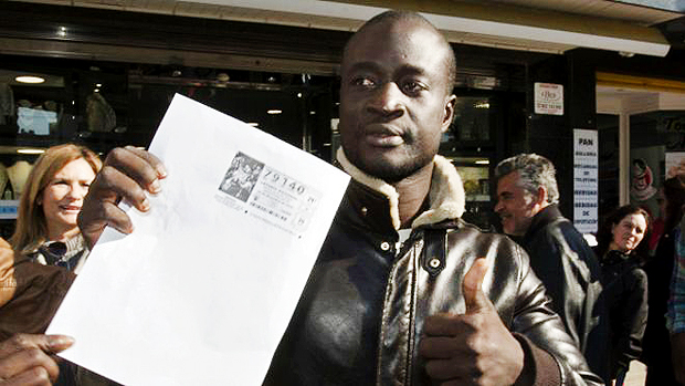 Refugiado senegalês ganha R$ 1,7 milhão em loteria na Espanha - Ngagne chegou à Espanha em 2007, após ser resgatado de naufrágio 