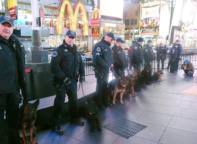 Policias levam seus cães para o show