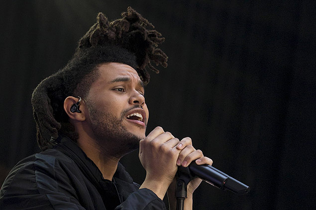 Canadian singer Abel Tesfaye, known as the Weeknd, performs on NBC's 'Today' show in New York, in this file photo taken May 7, 2015. Erotic drama "Fifty Shades of Grey" powered The Weeknd to three of his Grammy nods December 7, 2015 for single "Earned It" which was featured on the movie's soundtrack. The 25 year-old Canadian has never won a Grammy in his five year-long career. REUTERS/Brendan McDermid/Files ORG XMIT: TOR906 - arteoscar2016