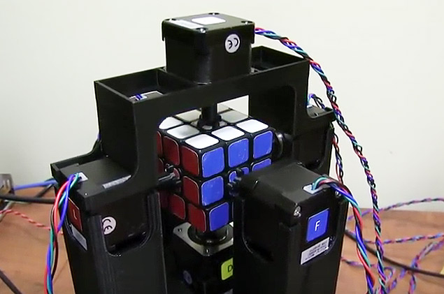 Robô resolve cubo mágico em um segundo e quebra recorde