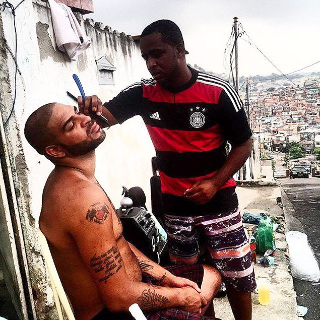 Adriano Leite RibeiroMeu cabeleireiro da Penha— at Comunidade Vila Cruzeiro.o jogador adriano imperador corta o cabelo no morro
