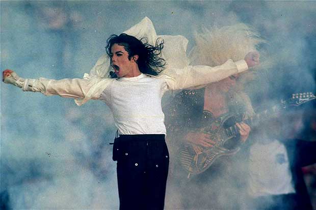 O cantor americano Michael Jackson durante show no Super Bowl, em 1993