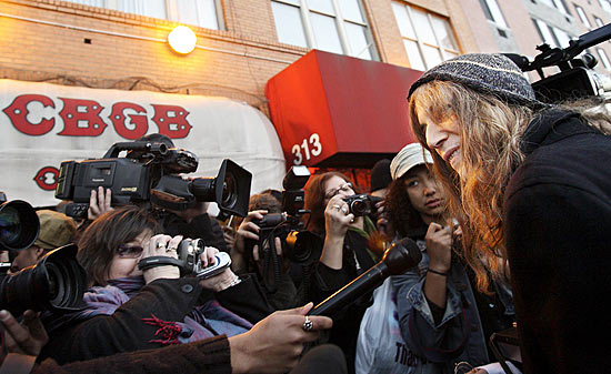 A roqueira Patti Smith conversa com a imprensa antes de seu ltimo show no CBGB