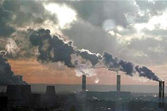 Protocolo de Kyoto que determina metas de redução de poluentes vale até 2012; acima, fábrica no sul de Moscou, na Rússia