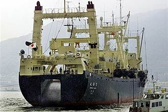 O navio baleeiro Nishin Maru deixa o porto de Shimonoseki, no Japão; governo não pretende interromper caça científica de baleias