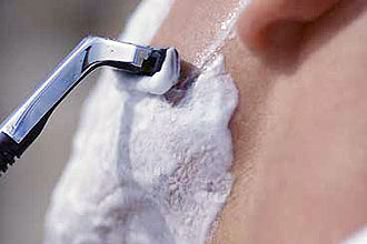 Ecologicamente, um dos pontos positivos do barbeador elétrico sobre o manual é que ele pode abrir mão de água ou espuma