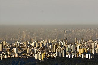Poluição encobre a zona norte de São Paulo; estudo indica que diminuir a quantidade de partículas poluentes aumenta a expectativa de vida