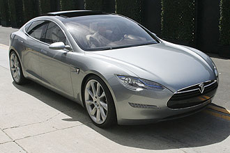 Elon Musk, cofundador do PayPal e CEO da Tesla Motors, dirige o carro eltrico que  100% no poluente, durante seu lanamento