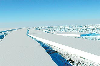 Icebergs formados no ano passado pela quebra da plataforma Wilkins, que é mais uma a se esfacelar na península Antártica