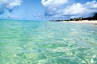 Praias da ilha de Saint Martin, no Mar do Caribe; países assinam tratado para criação de estratégia global de proteção aos oceanos