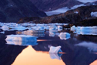 Pedaços de gelo flutuam em mar na região do círculo polar ártico, em Kulusuk, Groenlândia; derretimento de 2009 é terceiro maior