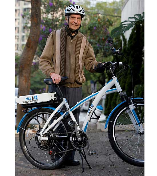 Felício Sadalla, 81, e sua bicicleta elétrica inventada há 35 anos, e que está circulando por São Paulo com motor ecológico