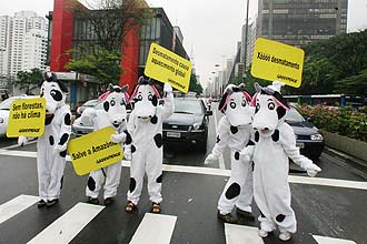 Com fantasias de vacas, Greenpeace protesta na av. Paulista para alertar sobre desmatamento na Amaznia, causado pela pecuria