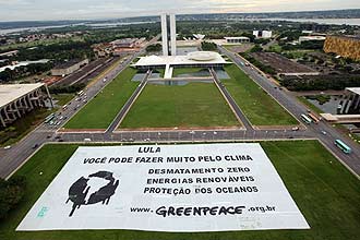Manifestantes do Greenpeace estenderam banner de 9 mil metros quadrados na Esplanada dos Ministrios com recado para Lula