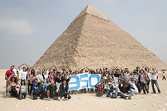 Grande Pirmide de Giza, durante manifestao convocada pela coaliso de ONGs TicTacTicTac, com 5.200 eventos em 181 pases
