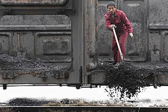 Homem em mineradora na China; "nuvem" de dados que est se tornando o corao da internet utiliza carvo como combustvel