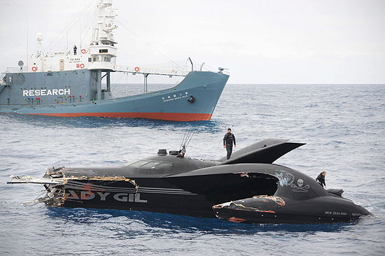 Dois ativistas sobre o moderno e caro barco danificado Ady Gil, aps coliso causada por baleeiro japons