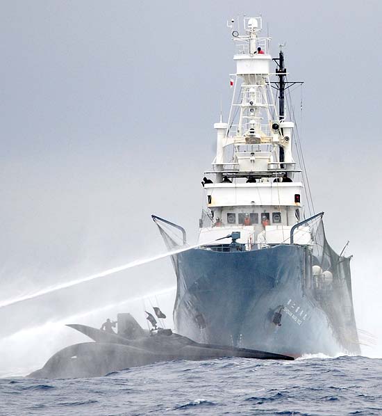 A tripulao do navio japons baleeiro Shonan Maru N 2 dispara gua contra o barco do grupo Sea Shepherd
