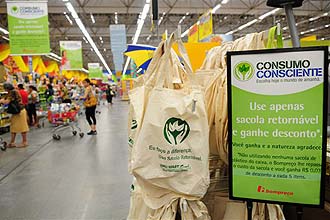 Sacola retornável disponível em rede de supermercado no Brasil; no Rio, 1 bilhão de sacolas foram economizadas neste ano