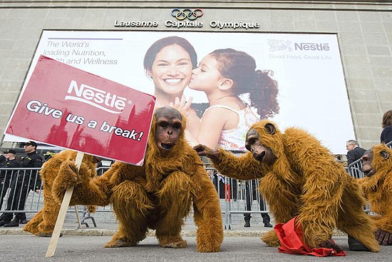 Ativistas do Greenpeace fantasiados de orangotangos protestam 
contra a Nestlé pela destruição de florestas