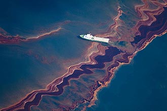Vista area do derramamento de petrleo no Golfo do Mxico; EUA aumentam esforos para conter avano da mancha neste domingo