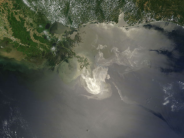 Foto de satélite da região atingida pelo vazamento de óleo no golfo do México, considerado o pior desastre ambiental dos EUA