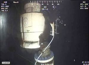 Vdeo fornecido pela petrolfera BP mostra novo funil para conteno do vazamento sendo instalado no golfo do Mxico
