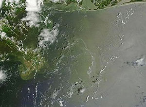 Imagem da Nasa mostra mancha de petrleo do derramamento da BP no golfo do Mxico; tempestade ameaa conteno