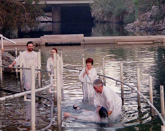 Cerimônia de batismo no rio Jordão, em cujo leito banhos devem ser proibidos devido à poluição