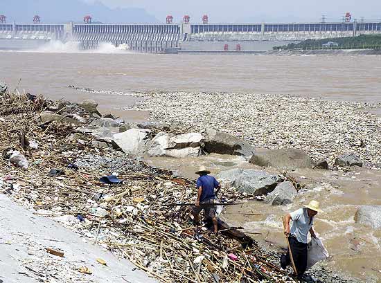 Trabalhadores chineses coletam lixo trazido pelas guas prximas  represa de Trs Gargantas