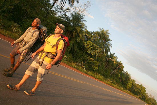 O britânico Ed e o peruano Cho caminham no asfalto para Belém