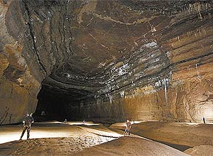 Vista do sistema de cavernas que abriga o lago subterrâneo no sudoeste baiano; espeleólogos relatam queda de pedras.