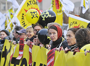 Dois mil militantes ambientais formaram uma corrente humana em torno do parlamento alemão durante a votação