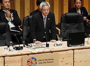Ministro do Meio Ambiente japons, Ryu Matsumoto (centro), encerra com discurso a conferncia entre ministros