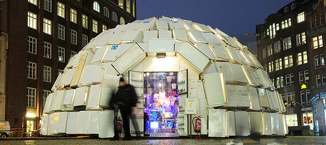 Instalao forma iglu com 320 refrigeradores em Hamburgo