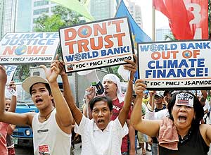 Manifestantes filipinos apoiam verbas para combater mudanas climticas discutidas durante a COP-16