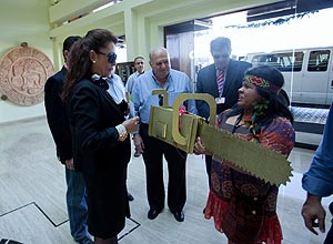 Ativista tenta entregar a senadora Ktia Abreu (DEM-TO) rplica dourada de motossera em hotel de Cancn, no Mxico