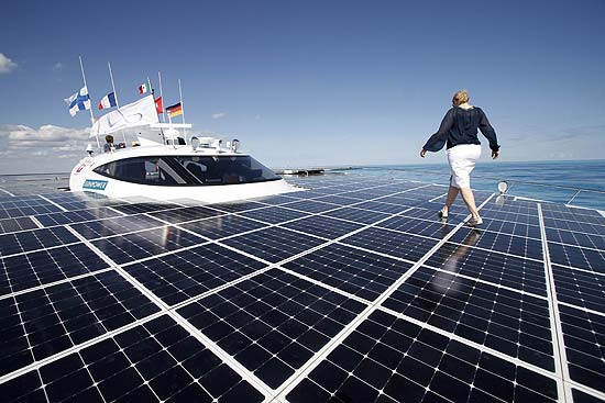 Mulher anda em deck do maior navio movido a energia solar, a embarcao est em Cancn, sede da COP-16
