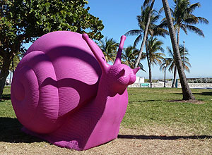 Caracis gigantes cor-de-rosa foram distribudos por Miami como parte de mostra artstica sobre reciclagem 
