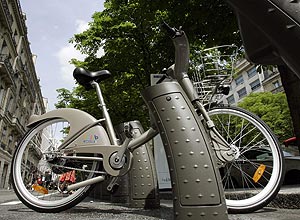 O governo parisiense foi um dos primeiros a incentivar a adoção de bicicletas como transporte; acima, ponto de aluguel 