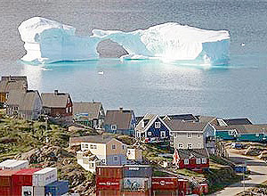 Iceberg flutua perto na Groenlândia; temperatura global sobe desde o século 19 e aquecimenoo acelera