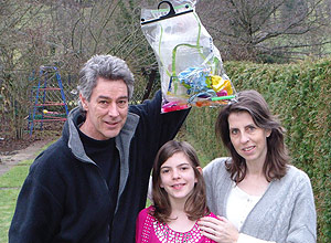 Casal Richard e Rachelle Strauss e a filha Verona reciclam praticamente tudo; restos de alimentos viraram adubo 